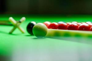snooker bollar på gröna snooker bord foto