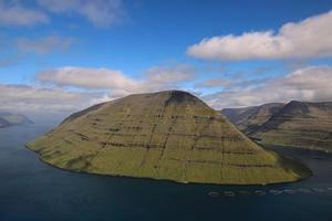 vandra på klakkurberget med en fantastisk, panoramautsikt och naturskönt fjordlandskap över Färöarna foto