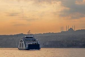 färja på bosporuskanalen, istanbul, kalkon foto