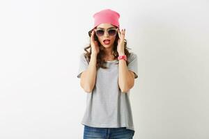hipster överraskad Söt kvinna i rosa hatt, solglasögon, isolerat foto