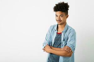 porträtt av ung stilig svart man, afrikansk amerikan ungdom foto