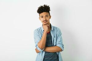 porträtt av ung stilig svart man, afrikansk amerikan ungdom foto