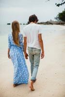 ung eleganta hipster par i kärlek på tropisk strand foto
