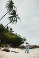 ung eleganta hipster par i kärlek på tropisk strand foto