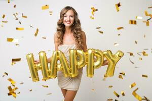 Söt kvinna fira fest i gyllene konfetti foto