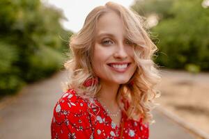 attraktiv eleganta blond leende kvinna i sugrör röd blus sommar mode foto