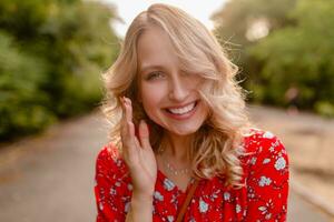attraktiv eleganta blond leende kvinna i sugrör röd blus sommar mode foto