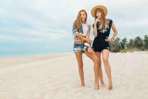 eleganta skön kvinnor på sommar semester på tropisk strand foto