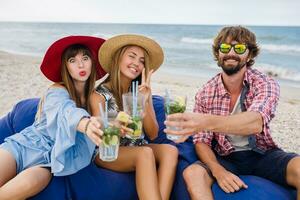 ung hipster företag av vänner på semester foto