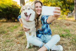 kvinna tar selfie Foto med hund