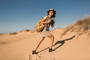 kvinna i öken- gående på safari foto