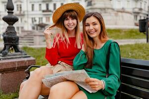 eleganta ung kvinnor reser tillsammans sommar mode stil foto