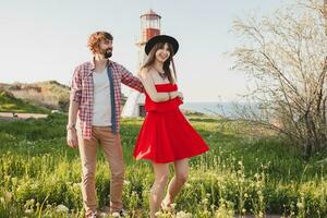 ung eleganta par i kärlek i landsbygden, indie hipster bohemisk stil foto