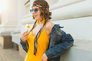 kvinna i gul klänning sommar gata stil foto
