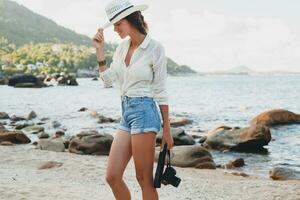 ung skön hipster kvinna på sommar semester foto