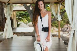 ung naturlig skön kvinna i blek klänning, tropisk semester foto