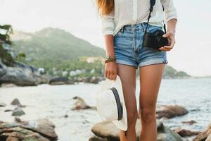 ung skön hipster kvinna på sommar semester foto