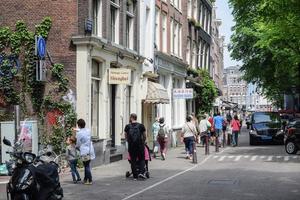 människor i Amsterdam, Nederländerna, 6 juni 2016. foto