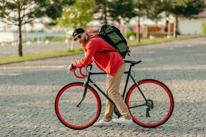 stilig skäggig man reser med cykel i morgon- foto