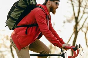 stilig skäggig man reser med cykel i morgon- foto