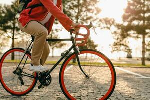 stilig skäggig man reser med cykel i morgon- foto