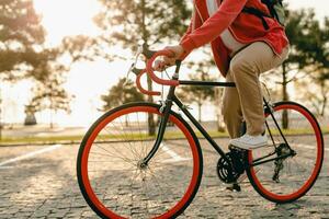 stilig skäggig man reser med cykel i morgon- foto