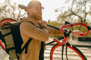 stilig skäggig man reser med cykel i morgon- foto