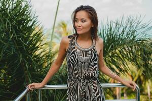 ung asiatisk sexig skön kvinna i tropisk klänning, zebra skriva ut foto