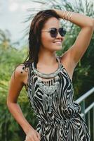 ung asiatisk sexig skön kvinna i tropisk klänning, zebra skriva ut foto