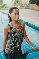ung asiatisk sexig skön kvinna i tropisk klänning, zebra skriva ut, Framställ i slå samman foto