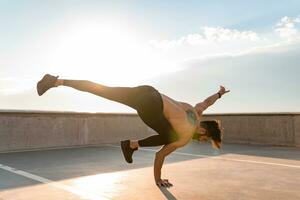 attraktiv hansome man med atletisk stark kropp håller på med morgon- yoga asana utomhus foto