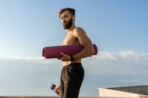 attraktiv hansome man bar överkropp med atletisk stark kropp gående på morgon- kondition träna foto