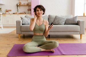 ung Söt kvinna håller på med yoga på Hem foto