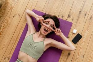 ung Söt kvinna håller på med yoga på Hem foto