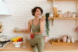friska smal kvinna i kök i de morgon, diet mat wellness foto