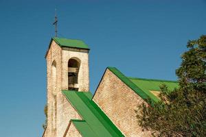 kyrka med grönt tak foto