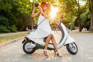 attraktiv kvinna ridning på motorcykel i gata foto