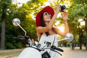 attraktiv kvinna ridning på motorcykel i gata foto