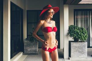 ung kvinna med skön smal kropp bär röd bikini baddräkt foto