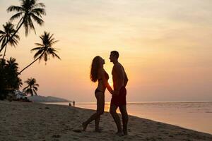 ung sexig romantisk par i kärlek Lycklig på sommar strand tillsammans har roligt bär simma kostymer foto