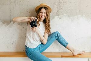 ung Söt leende Lycklig kvinna bär blå denim jeans och vit skjorta foto