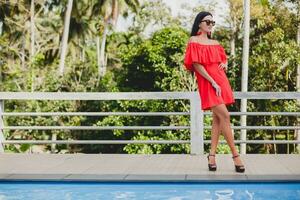 ung eleganta kvinna i röd sommar klänning foto