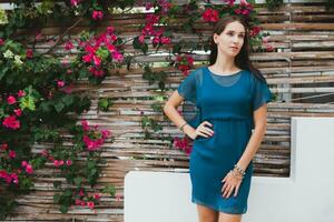 ung eleganta skön kvinna i blå klänning, sommar mode trend foto