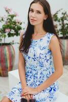 ung eleganta skön kvinna i blå tryckt klänning sommar stil foto