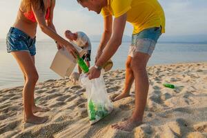 ung människor vänner plockning upp skräp och sopor på tropisk strand foto