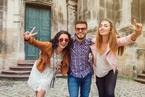 ung hipster företag av vänner reser, årgång stil, Europa semester foto