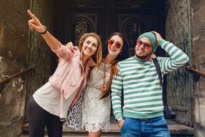 ung hipster företag av vänner reser, årgång stil, Europa semester foto