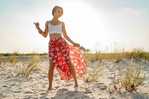 eleganta attraktiv smal leende kvinna på strand i sommar stil mode trend utrusta foto