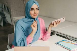 modern muslim kvinna i hijab i kontor rum foto