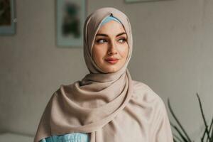 modern muslim kvinna i hijab i kontor rum foto